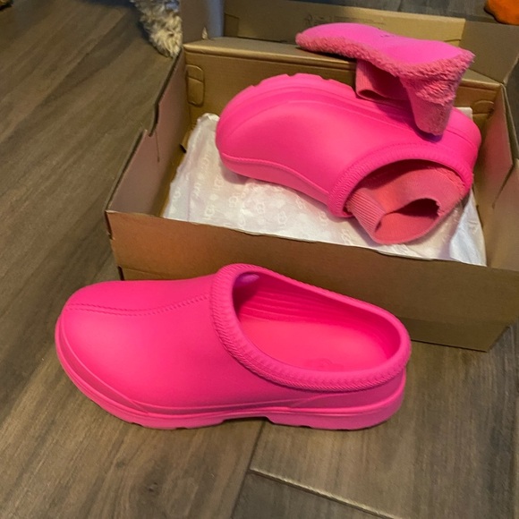 UGG Vibrant Pink Platform Clogs - Women’s Size 9 - Picture 2 of 5